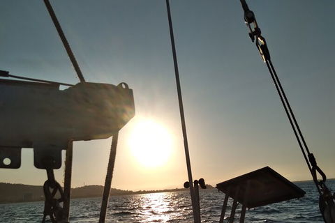 Townsville Small Group Early Morning Sailing Cruise Boat Tour Charter Hire - Lightning Ridge Tourism 5