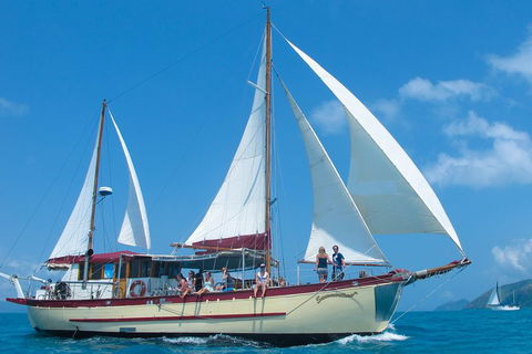 2-Day Whitsundays Sailing Adventure: Summertime - Lightning Ridge Tourism 1